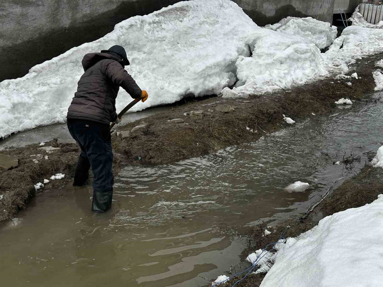 Y&uuml;ksekova&rsquo;da bir evin odunluğu sular altında kaldı
