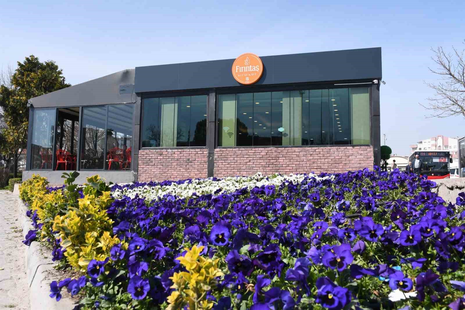 Kitap Kafe yeni yerinde hizmet veriyor
