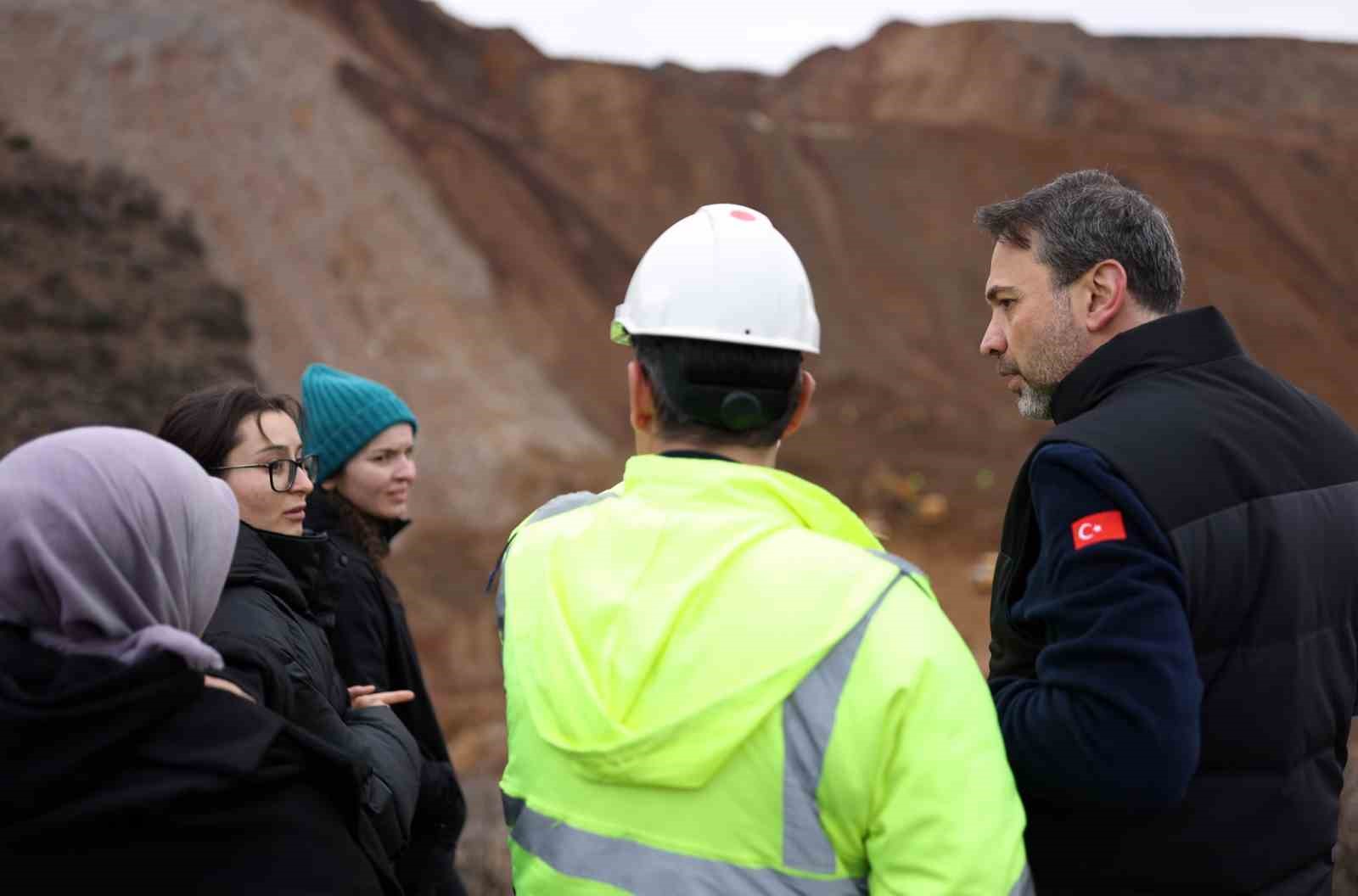 Bakan Bayraktar: &ldquo;İli&ccedil;&rsquo;te halk sağlığını tehlikeye d&uuml;ş&uuml;rebilecek, &ccedil;evreyi tehdit edecek bir olumsuzluk yoktur&rdquo;
