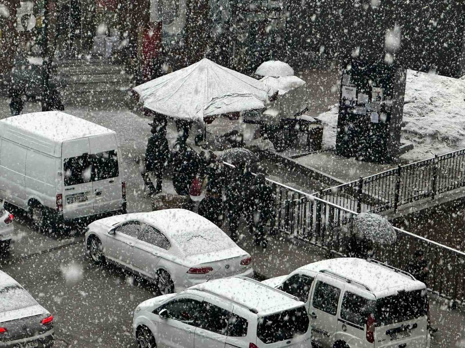 Yüksekova’da sağanak yerini kar yağışına bıraktı