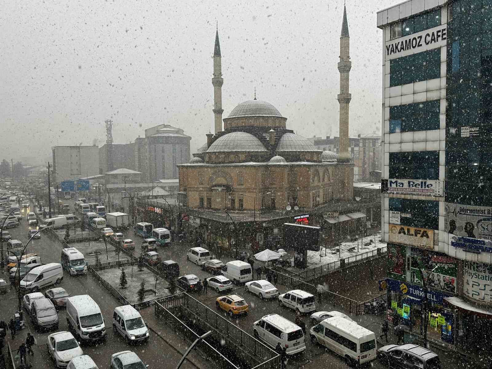 Y&uuml;ksekova&rsquo;da sağanak yerini kar yağışına bıraktı
