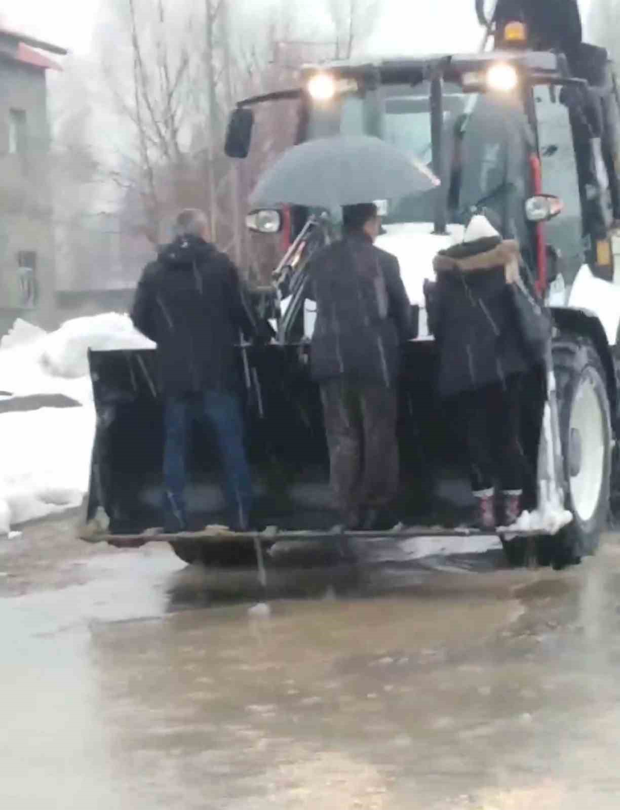 Yüksekova’da yolda mahsur kalan vatandaşları ekipler kepçeyle kurtardı 