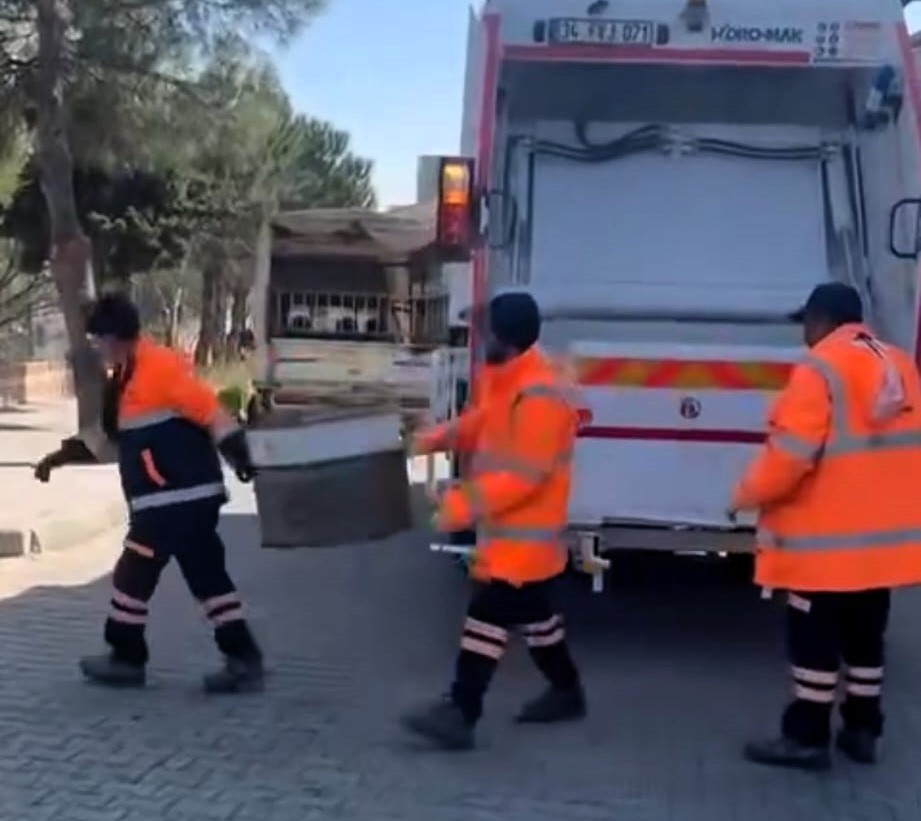 Buldan&rsquo;ın &ccedil;&ouml;p&uuml;n&uuml; Denizli B&uuml;y&uuml;kşehir topladı
