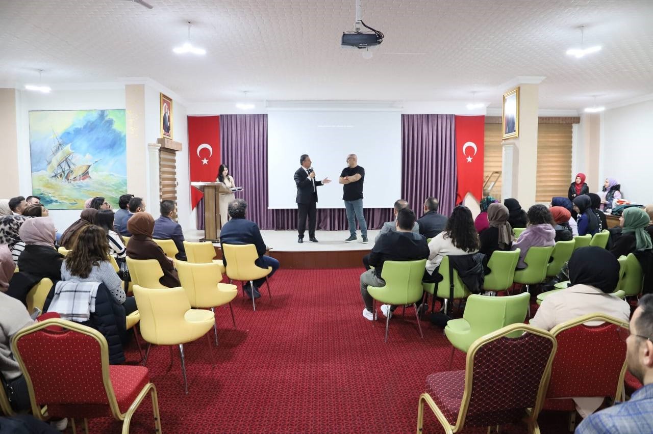 Bayburt’ta velilere ve öğretmenlere OSB semineri verildi
