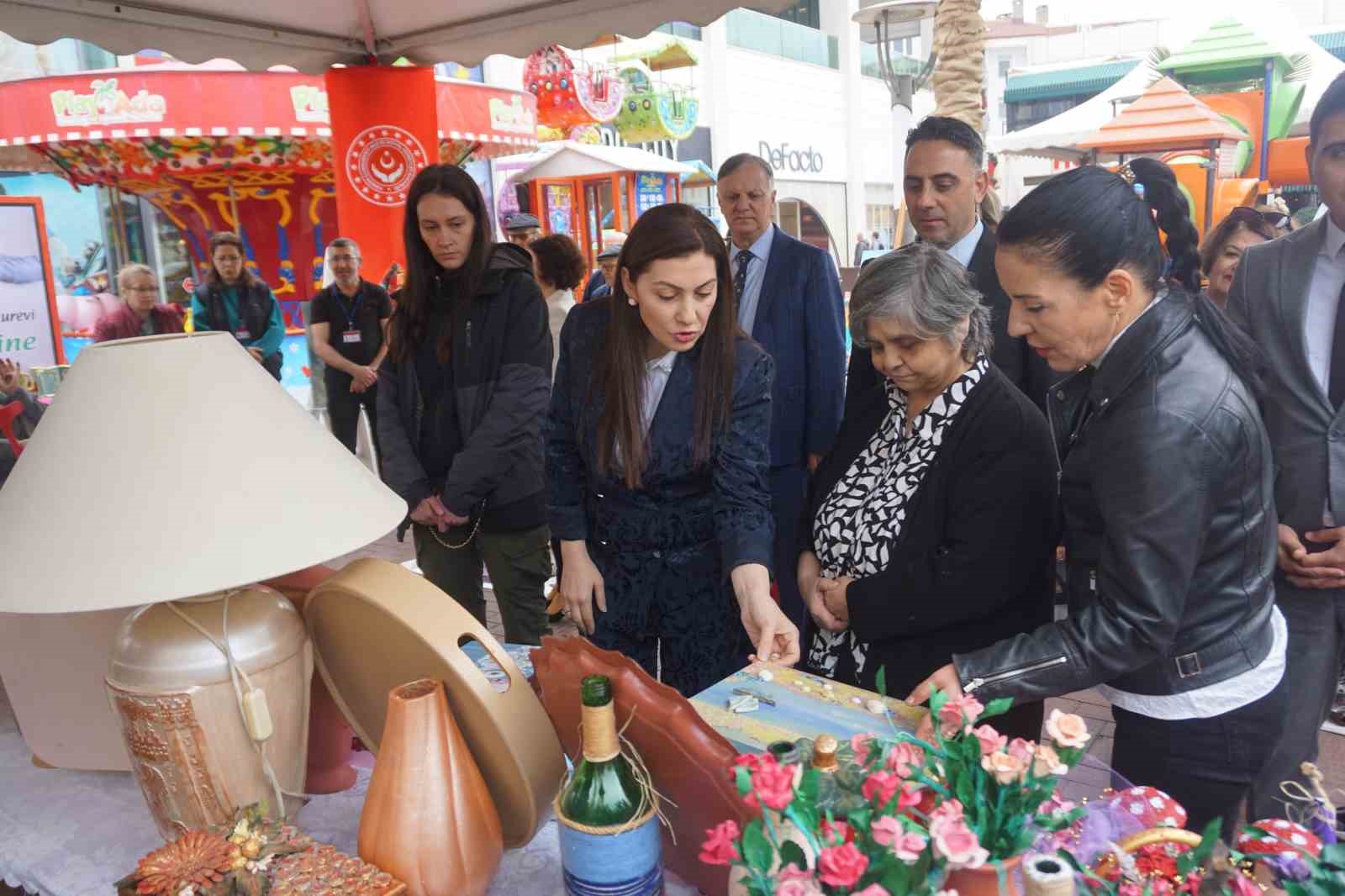 Huzurevi sakinlerinden geri d&ouml;n&uuml;ş&uuml;me katkı sergisi

