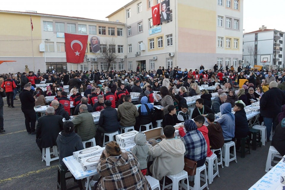 G&ouml;n&uuml;l Sofraları her gece başka bir mahallede kuruluyor
