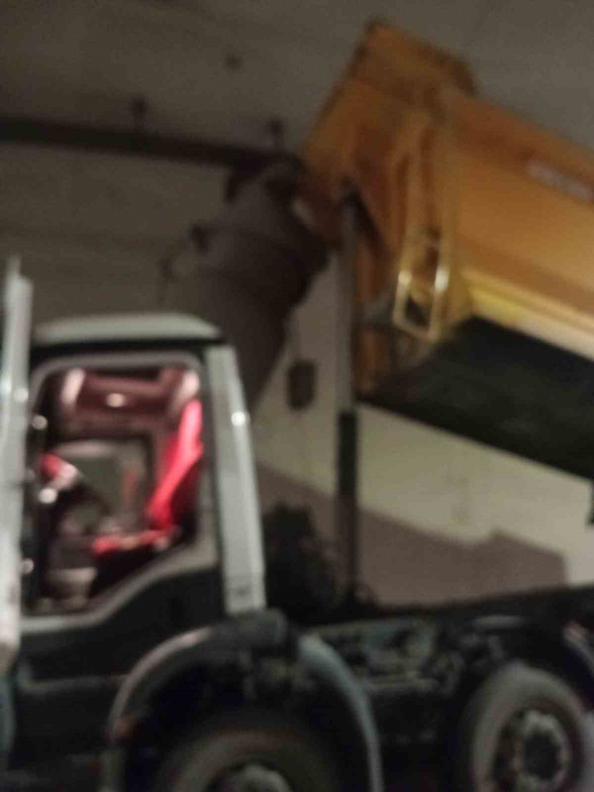 Kamyonun a&ccedil;ık kalan damperi t&uuml;nele zarar verdi
