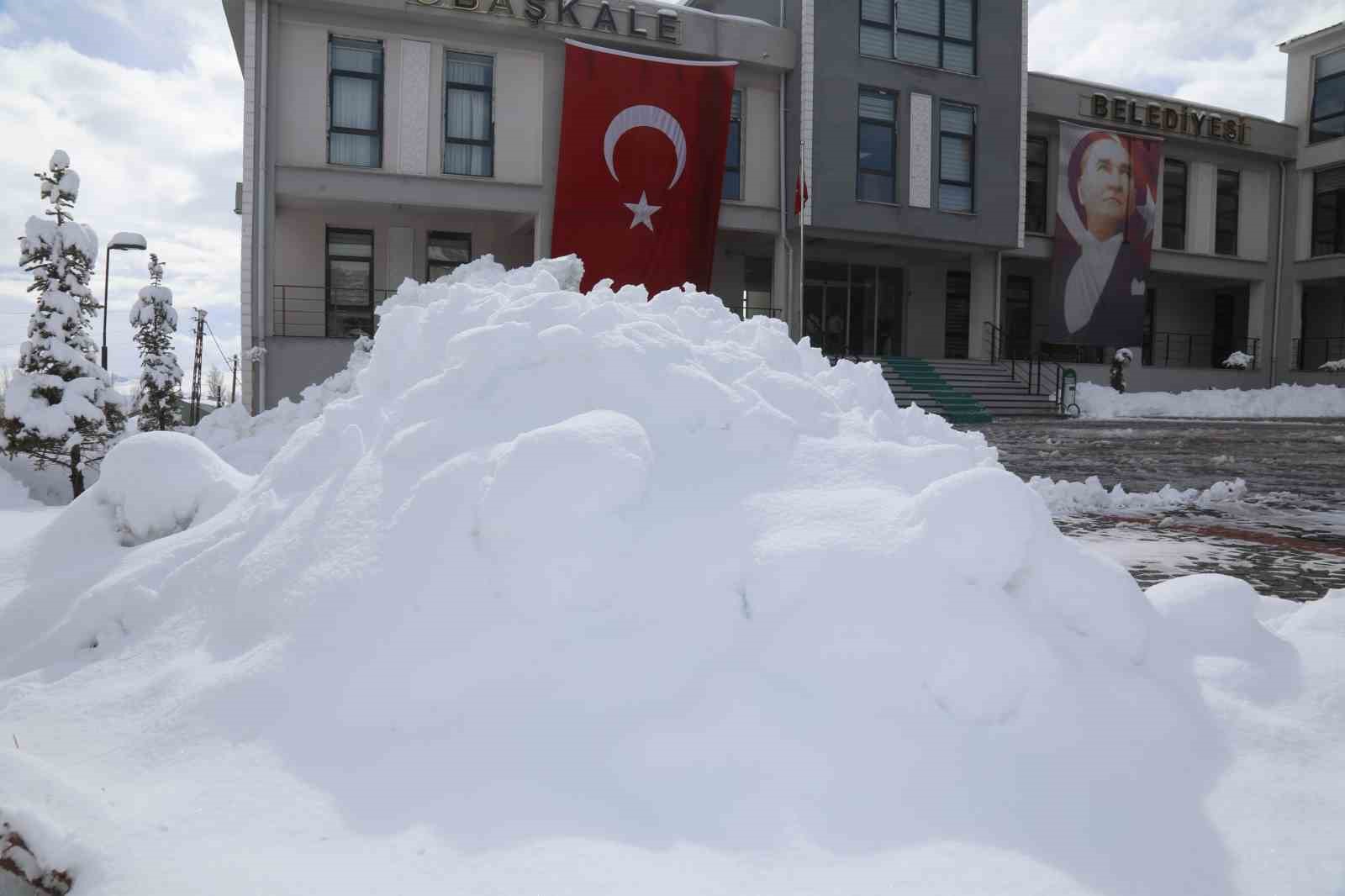 Başkale’de kar manzaraları kartpostallık görüntüler oluşturuyor
