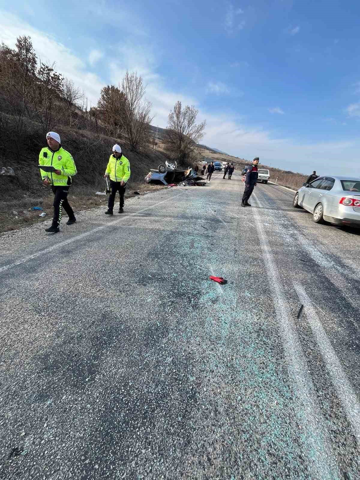 Otomobil takla attı: 1 &ouml;l&uuml;, 2 yaralı
