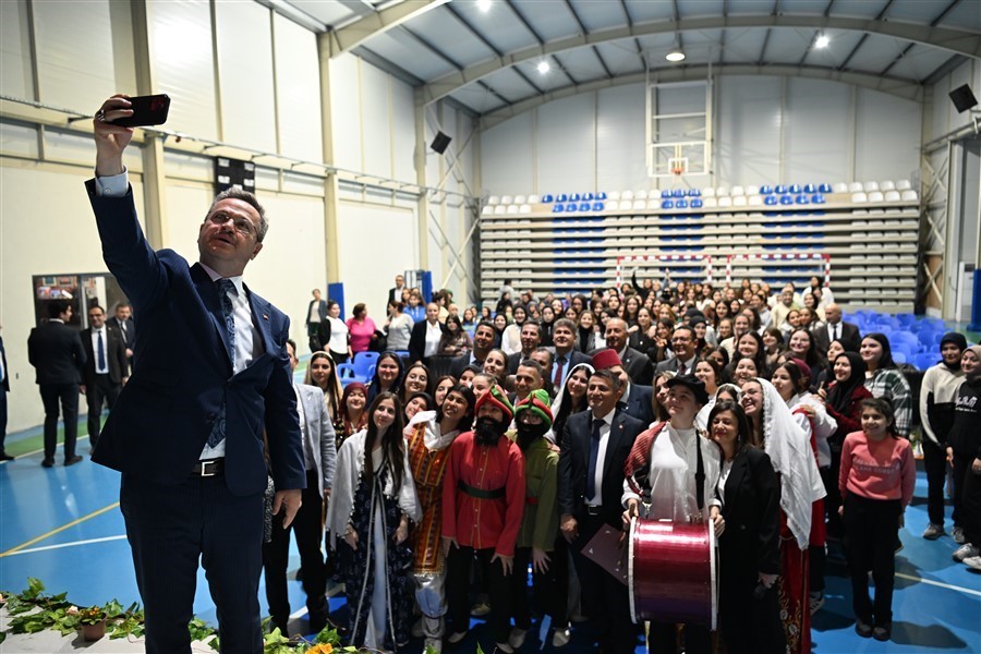 Vali &Uuml;nl&uuml;, &ouml;ğrencilere Ramazan pidesi yaptı
