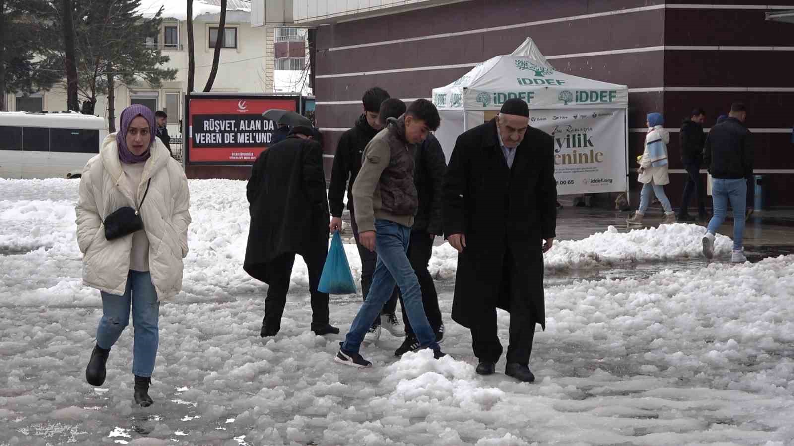 Kar sonrası ilçe adeta göle döndü
