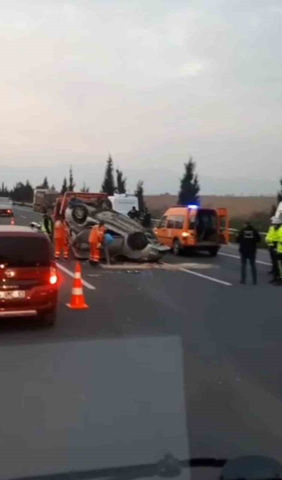 İzmir’de otomobil önce tıra ardından bariyerlere çarptı: 1ölü, 1 yaralı