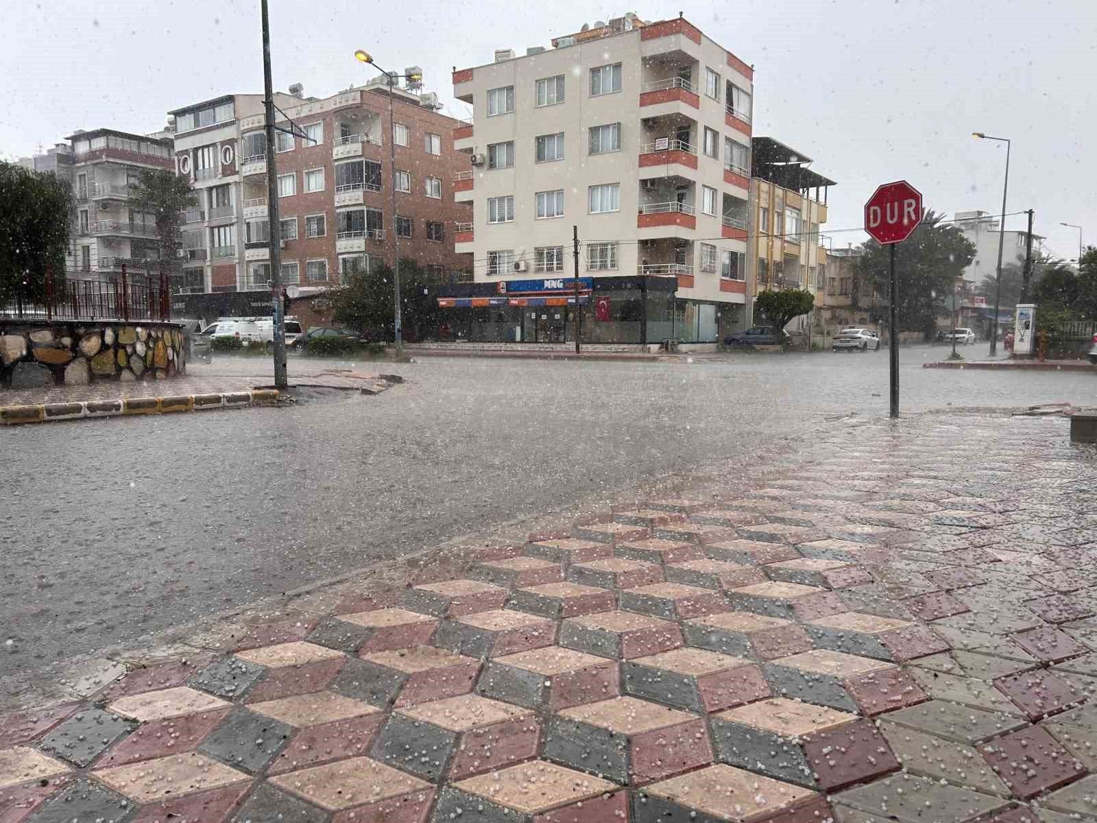 İskenderun’da dolu yağışı çevreyi beyaza büründü