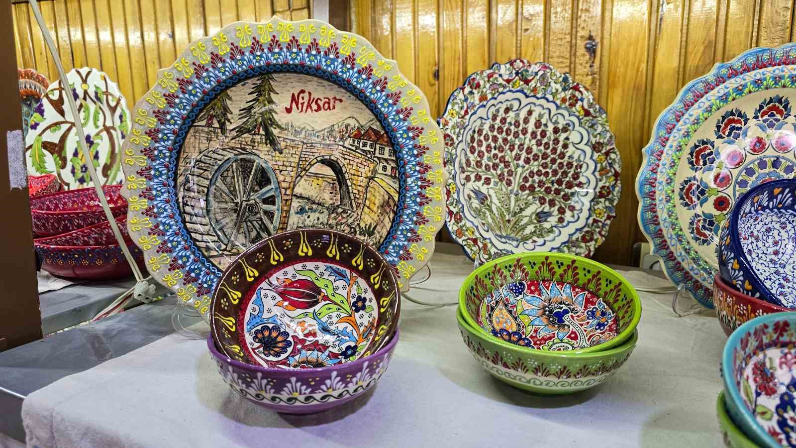 77 yaşındaki &ccedil;ini ustası Tokat&rsquo;taki at&ouml;lyesinde &uuml;retilen &ccedil;inileri yurt dışına ihra&ccedil; ediyor
