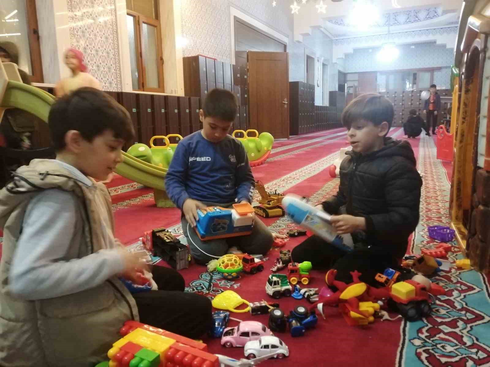 Çocuklu Cami’de anne babalar namaz kılarken çocukları oyunlar oynuyor