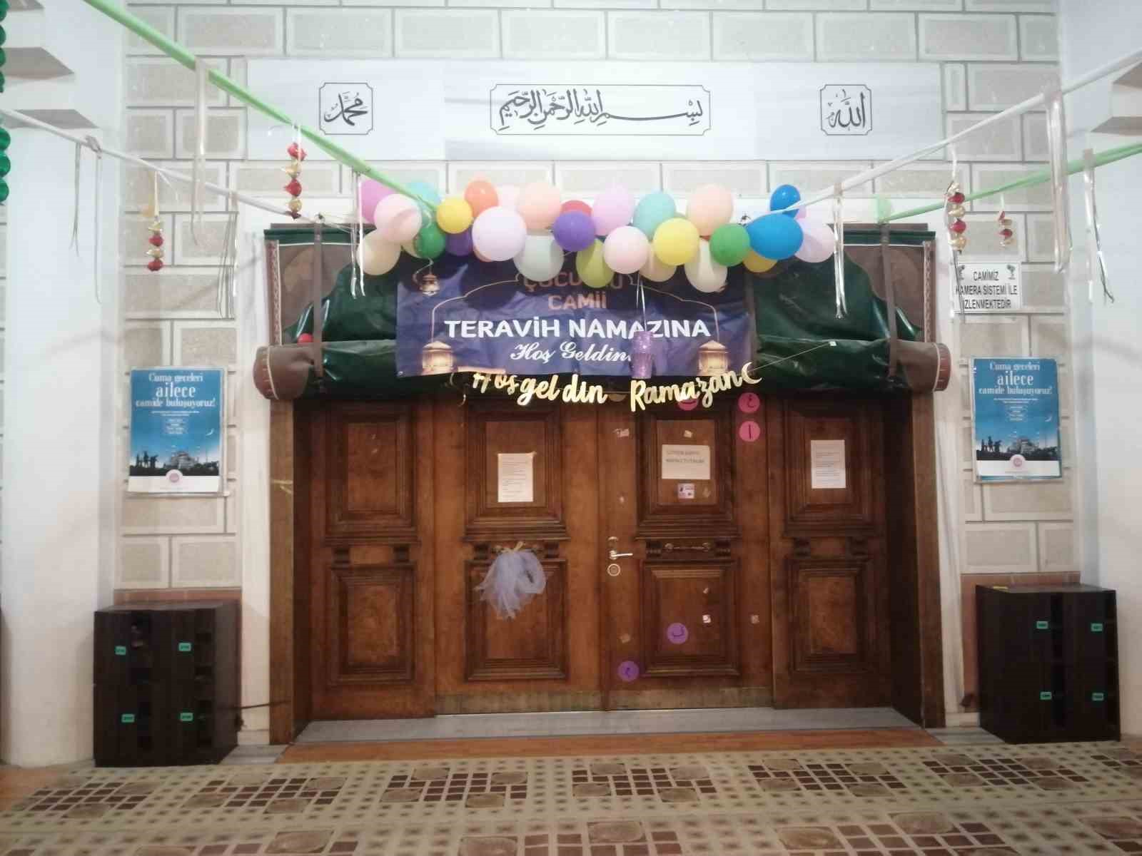 Çocuklu Cami’de anne babalar namaz kılarken çocukları oyunlar oynuyor