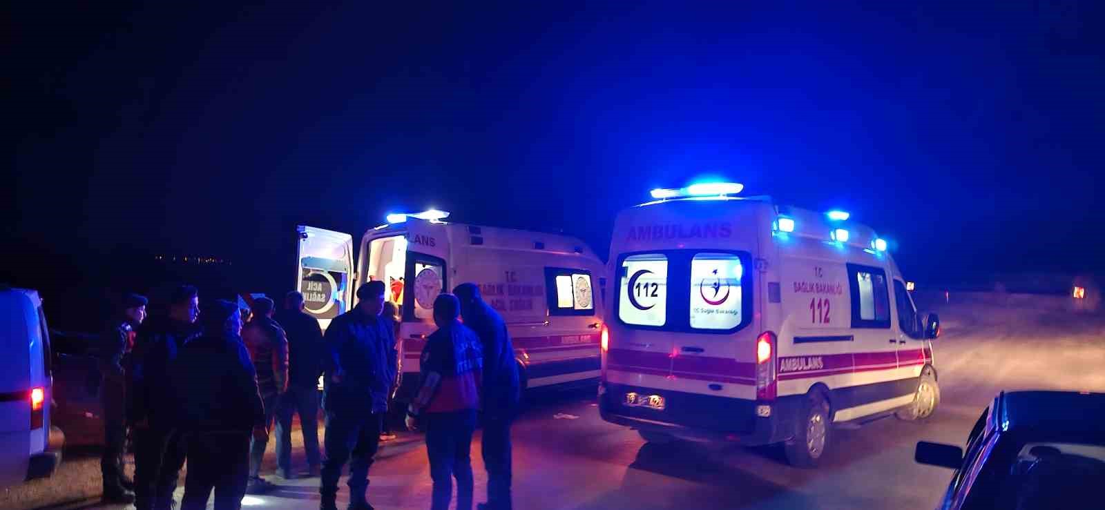 Kontrolden &ccedil;ıkan otomobil dere yatağına devrildi: 3 yaralı
