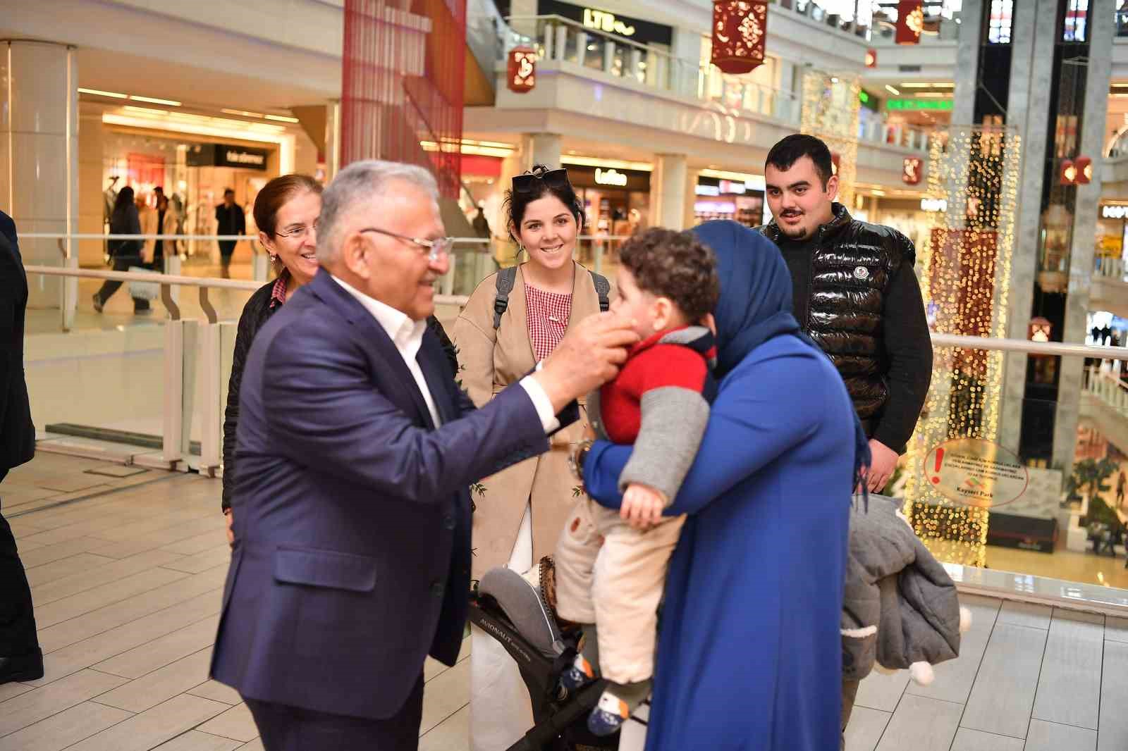 Başkan Büyükkılıç’tan AVM’de esnaf ziyareti