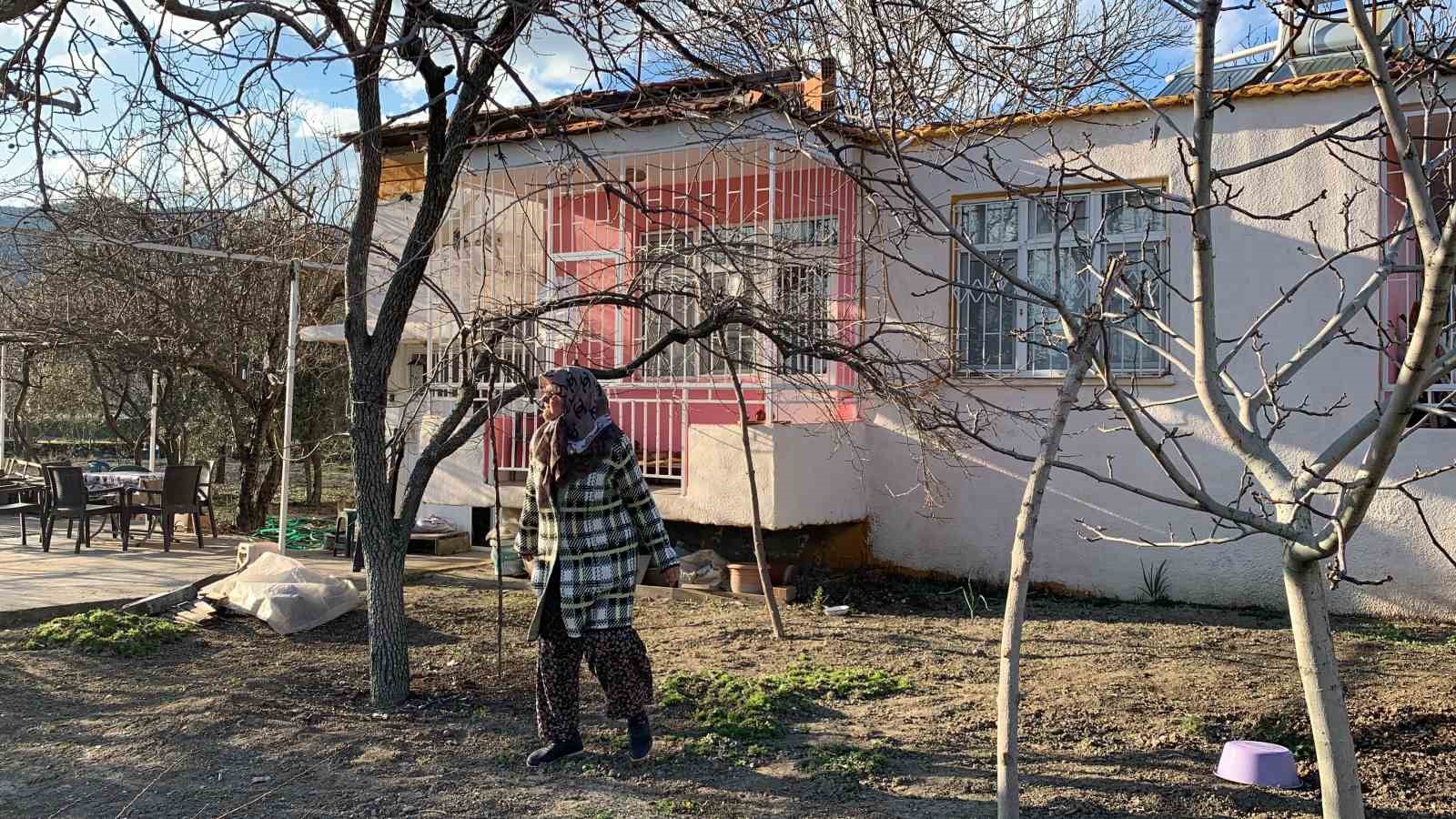 Burdur&rsquo;da arazisini jandarmaya bağışlayan nineye plaket
