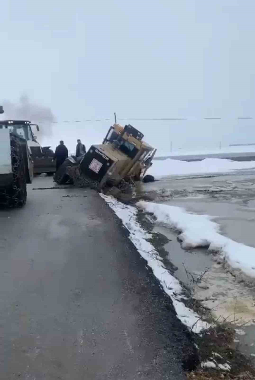 Y&uuml;ksekova&rsquo;da iş makinesi yol kenarındaki boşluğa d&uuml;şt&uuml;
