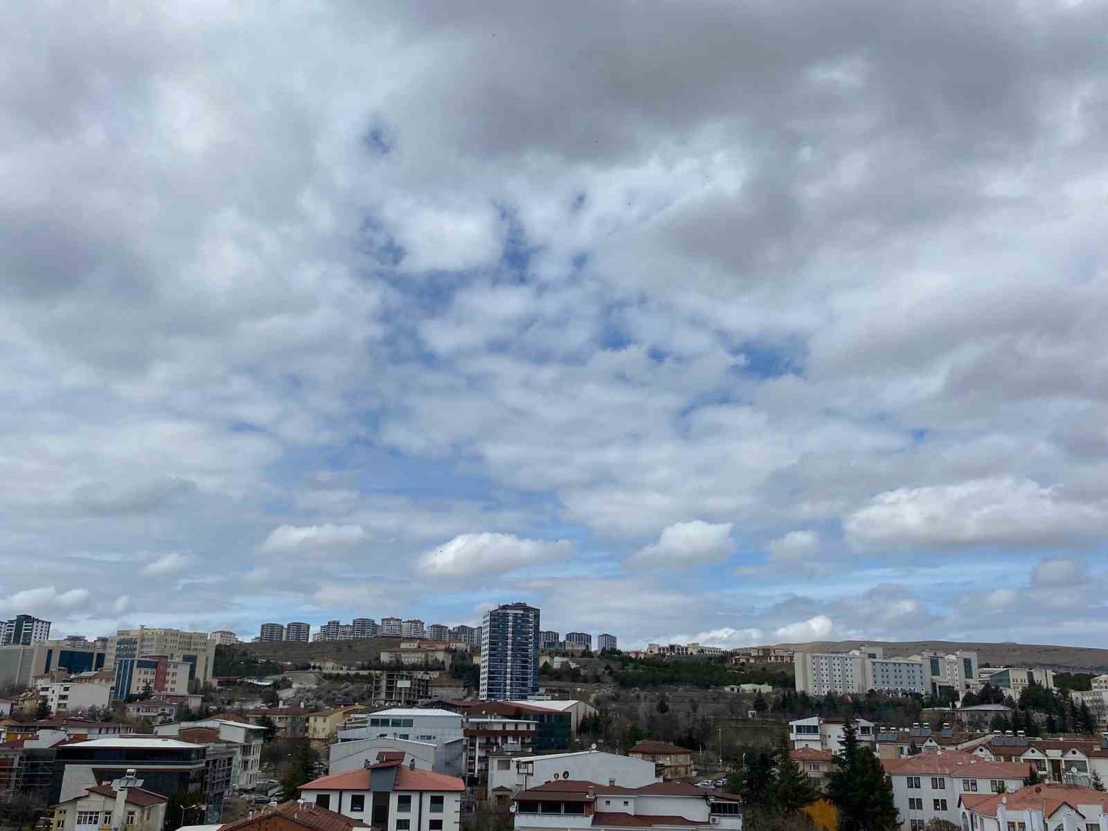 Kimileri yağmur kimileri deprem habercisi olarak yorumluyor: Elazığ’da sirrokümülüs bulutları oluştu
