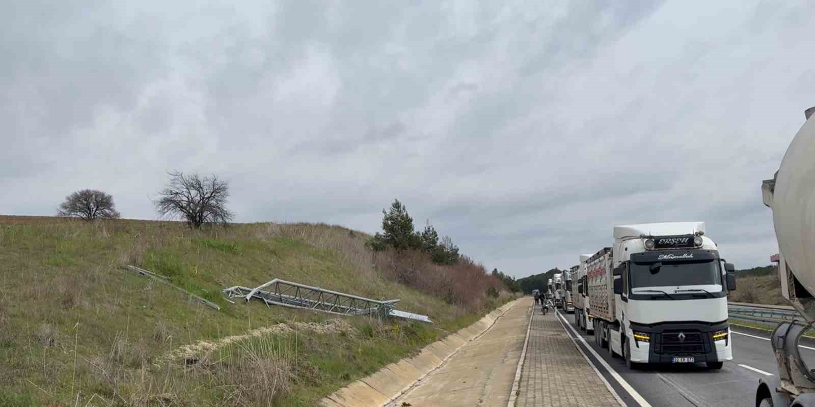 &Ccedil;anakkale&rsquo;de seyir halindeyken tırın a&ccedil;ılan dorsesi PTS&rsquo;ye &ccedil;arptı

