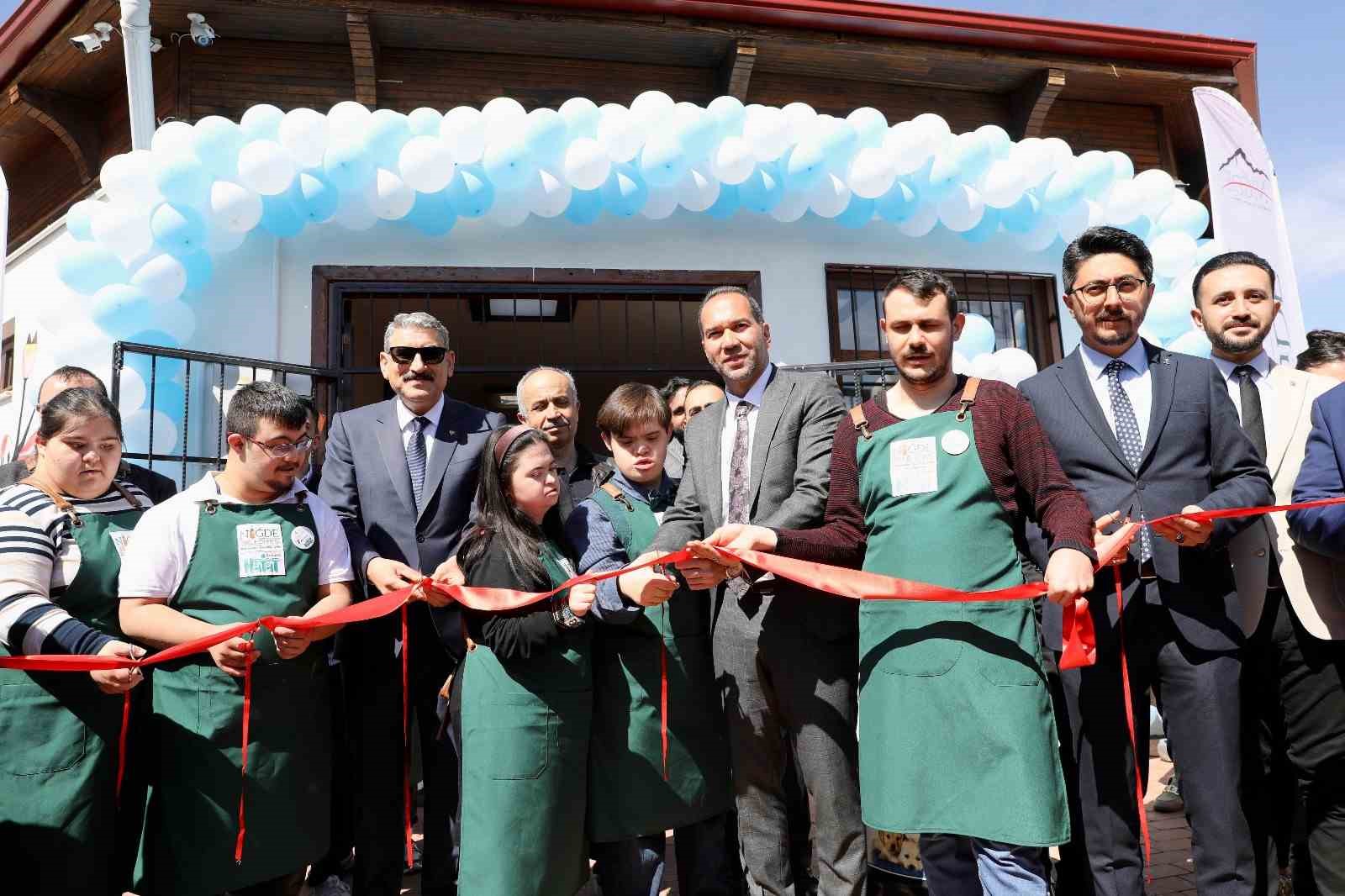 Niğde’nin en ’özel’ kafesi açıldı