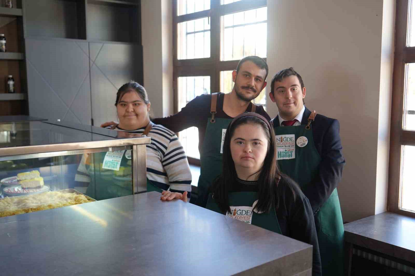 Niğde&rsquo;nin en &rsquo;&ouml;zel&rsquo; kafesi a&ccedil;ıldı
