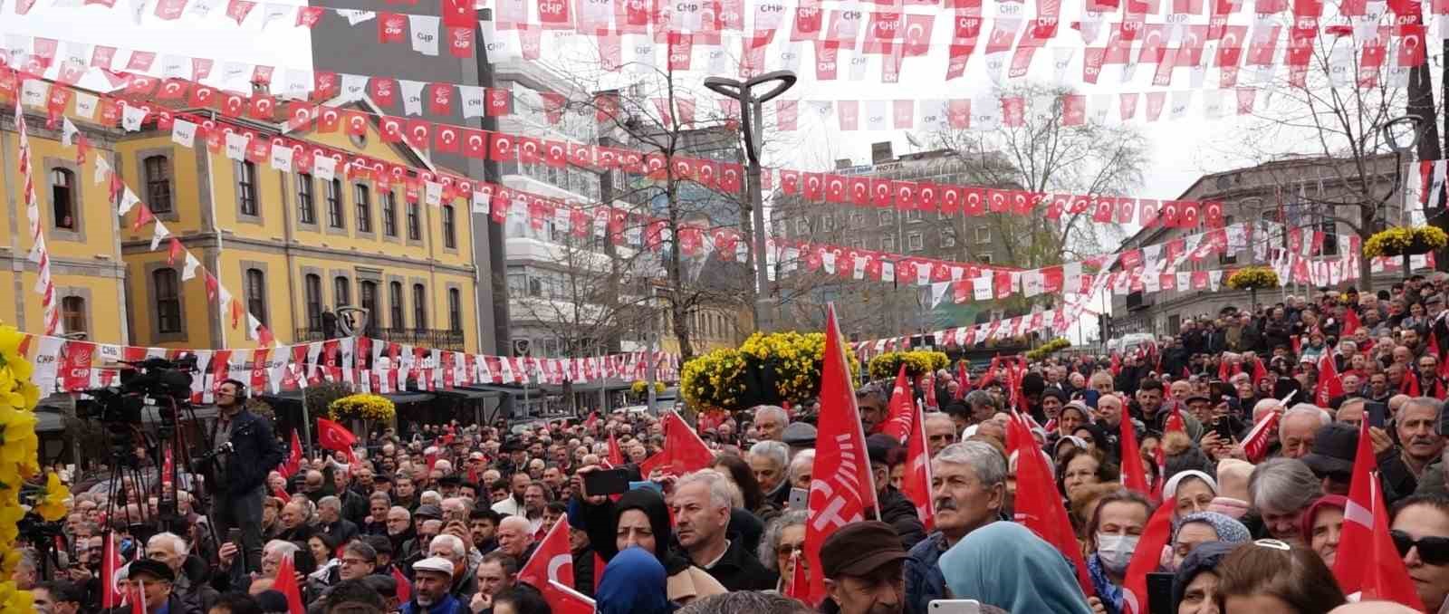 Özgür Özel, Trabzon meydanında emekli maaşı ile kaç kasa hamsi alındığını hesapladı
