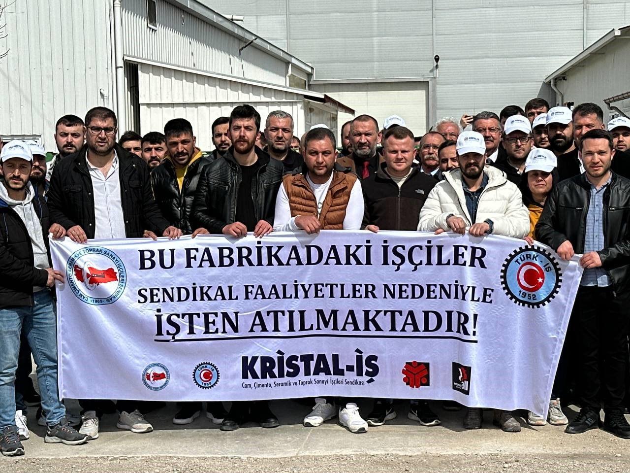 Amasya’da bir fabrikada 12 işçi işten çıkarıldı, ilk destek belediye başkan adaylarından geldi
