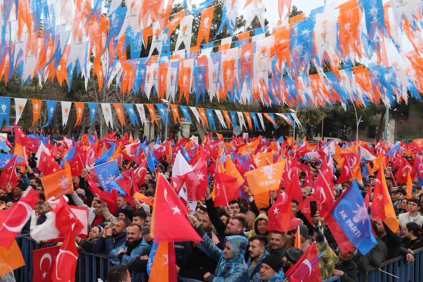 Cumhurbaşkanı Erdoğan: "Özgür efendi bıraksın bu darbe şakşakçılığını" 