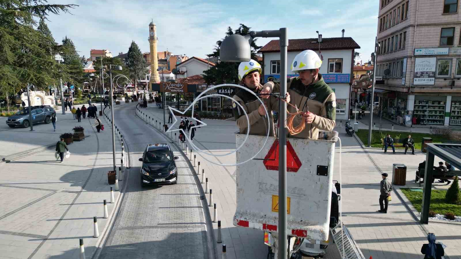 Tarihi Meydan “Ay-yıldız”lı aydınlatmalarla renklendi