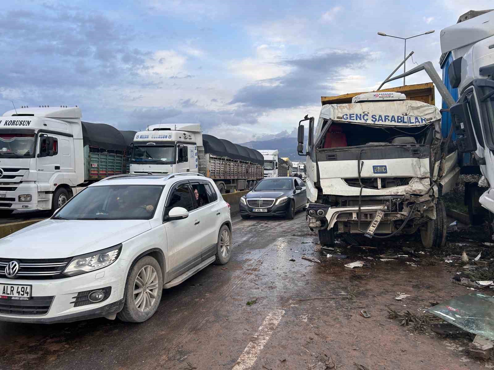 Hatay’da tır ile kamyon çarpıştı: 3 yaralı
