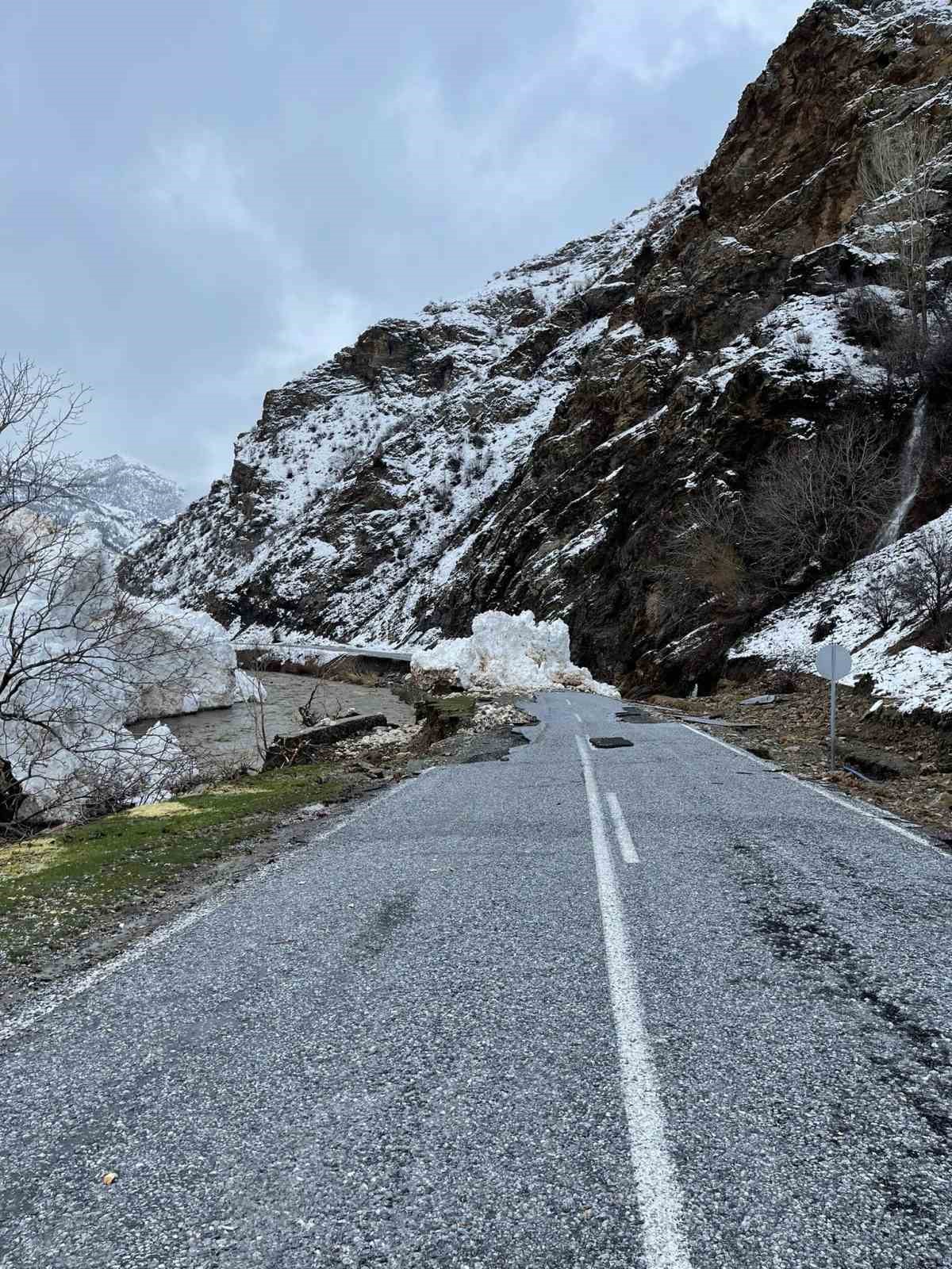 Siirt&rsquo;te kar nedeniyle yolda mahsur kalan ara&ccedil;lar kurtarıldı
