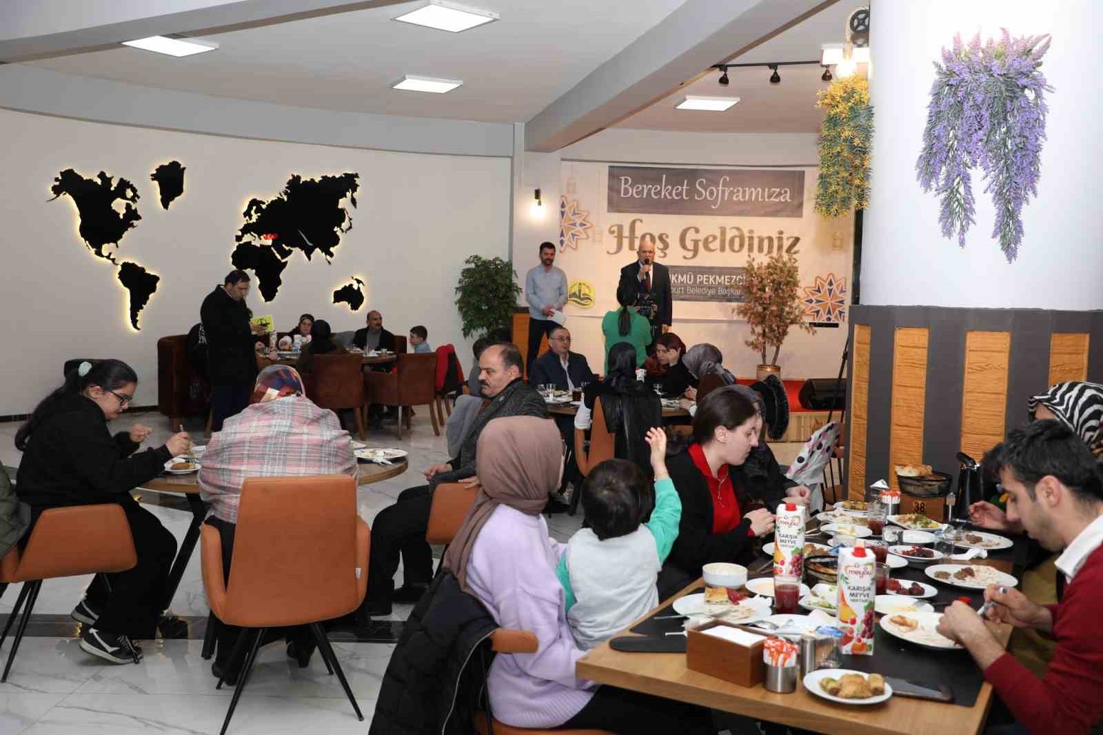 Başkan Pekmezci şehit ve gazi ailelerini iftarda ağırladı
