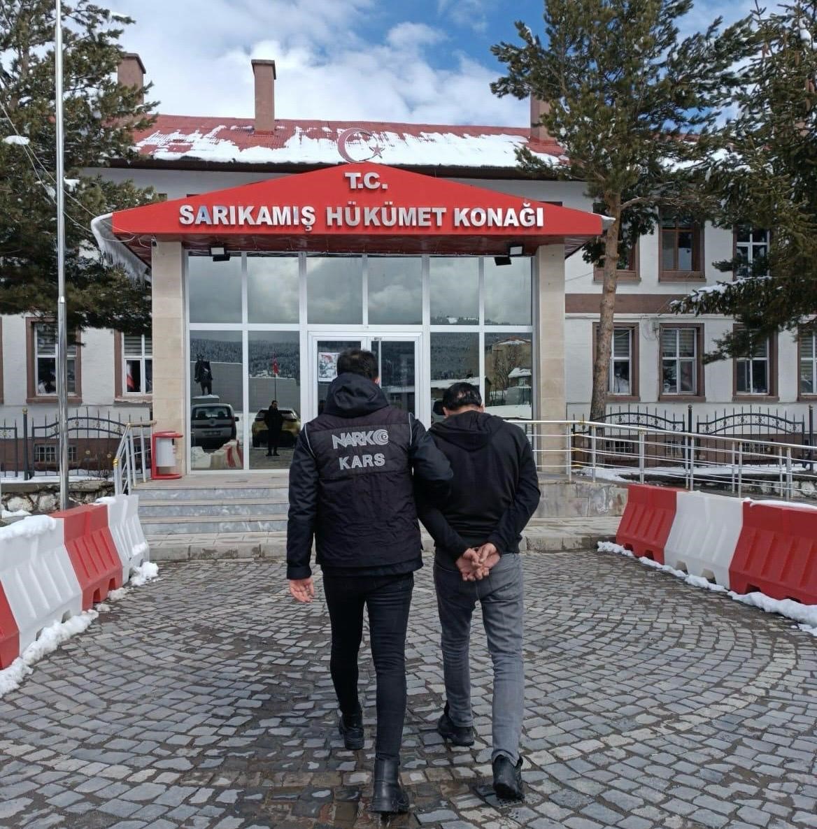 Sarıkamış&rsquo;ta uyuşturucu ele ge&ccedil;irildi

