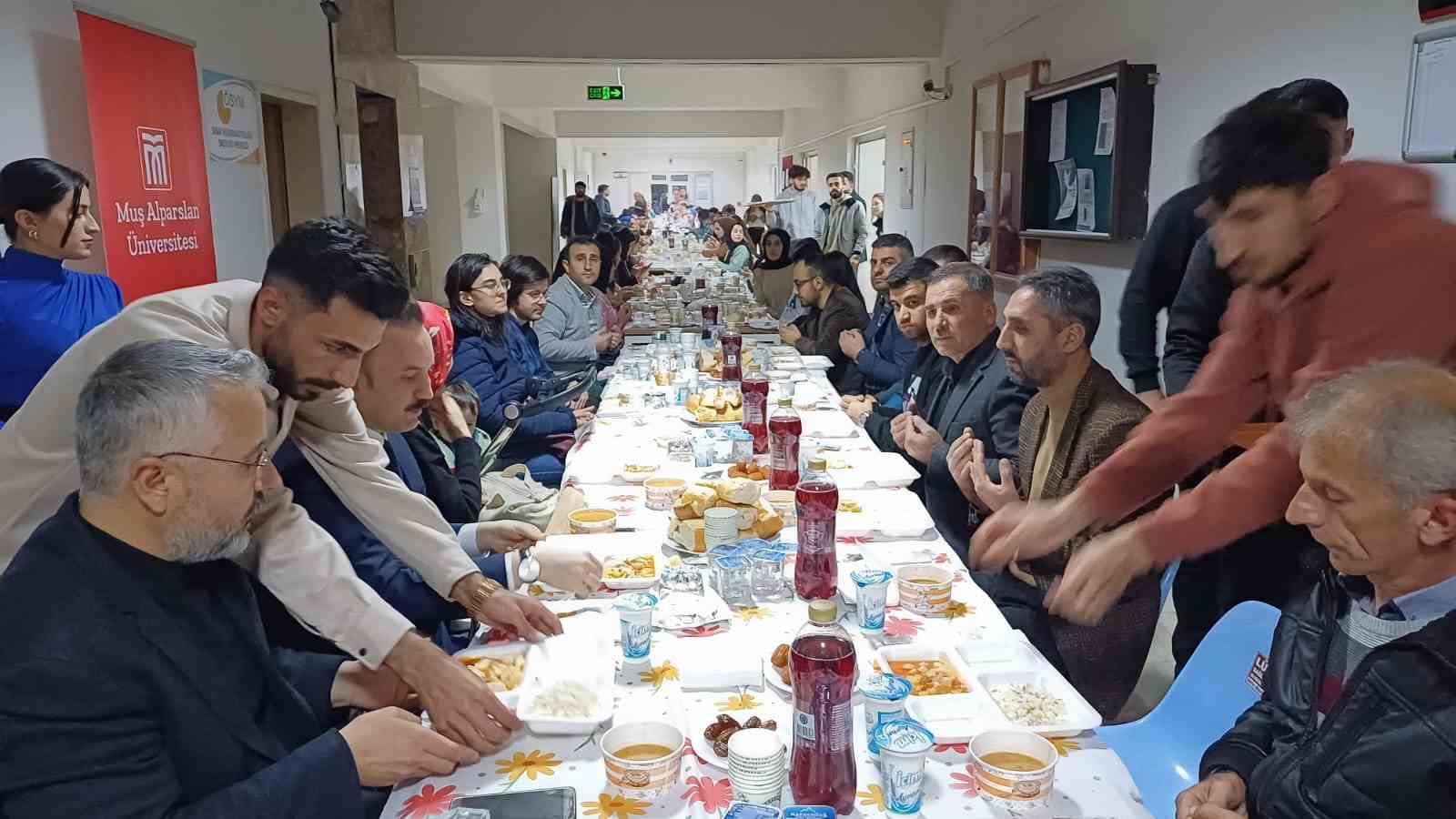 Malazgirtli iş adamından üniversite öğrencilerine iftar yemeği