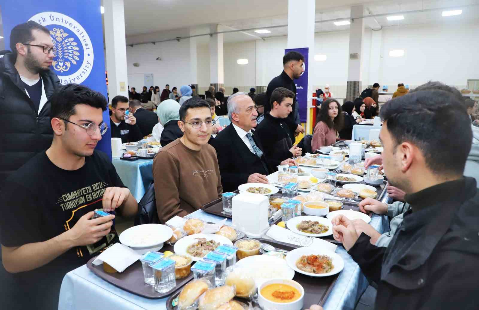 Şehrin yöneticileri, öğrencilerle iftar sofrasında buluştu