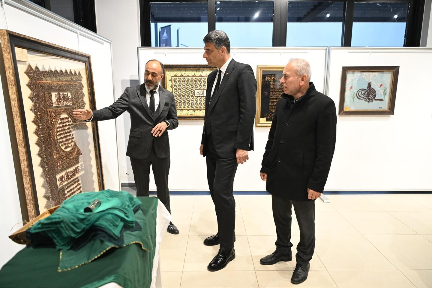 Kabe&rsquo;nin altın kapısını tabloya nakşetti
