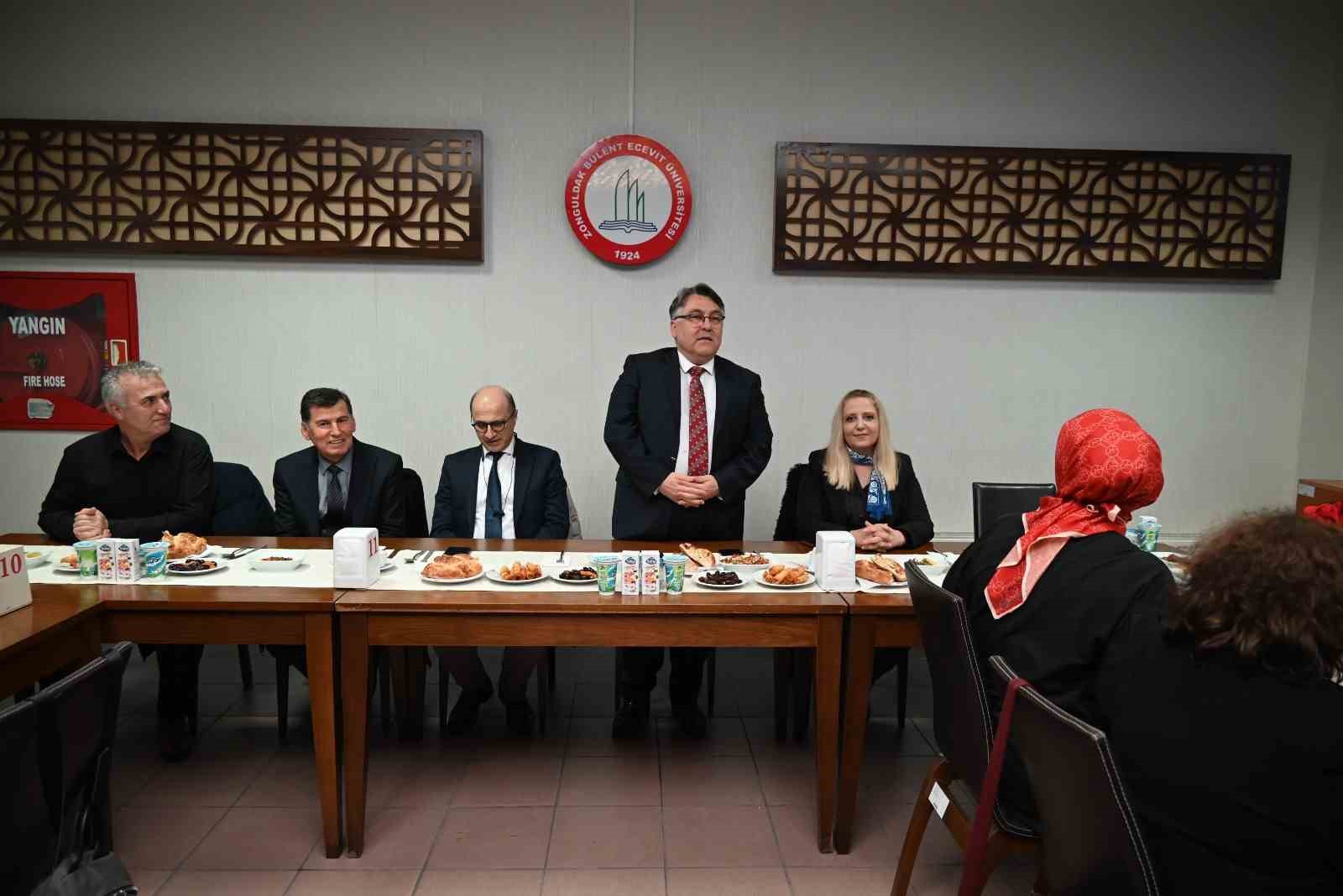 Rekt&ouml;r &Ouml;z&ouml;l&ccedil;er, iftarda huzurevi sakinleriyle bir araya geldi
