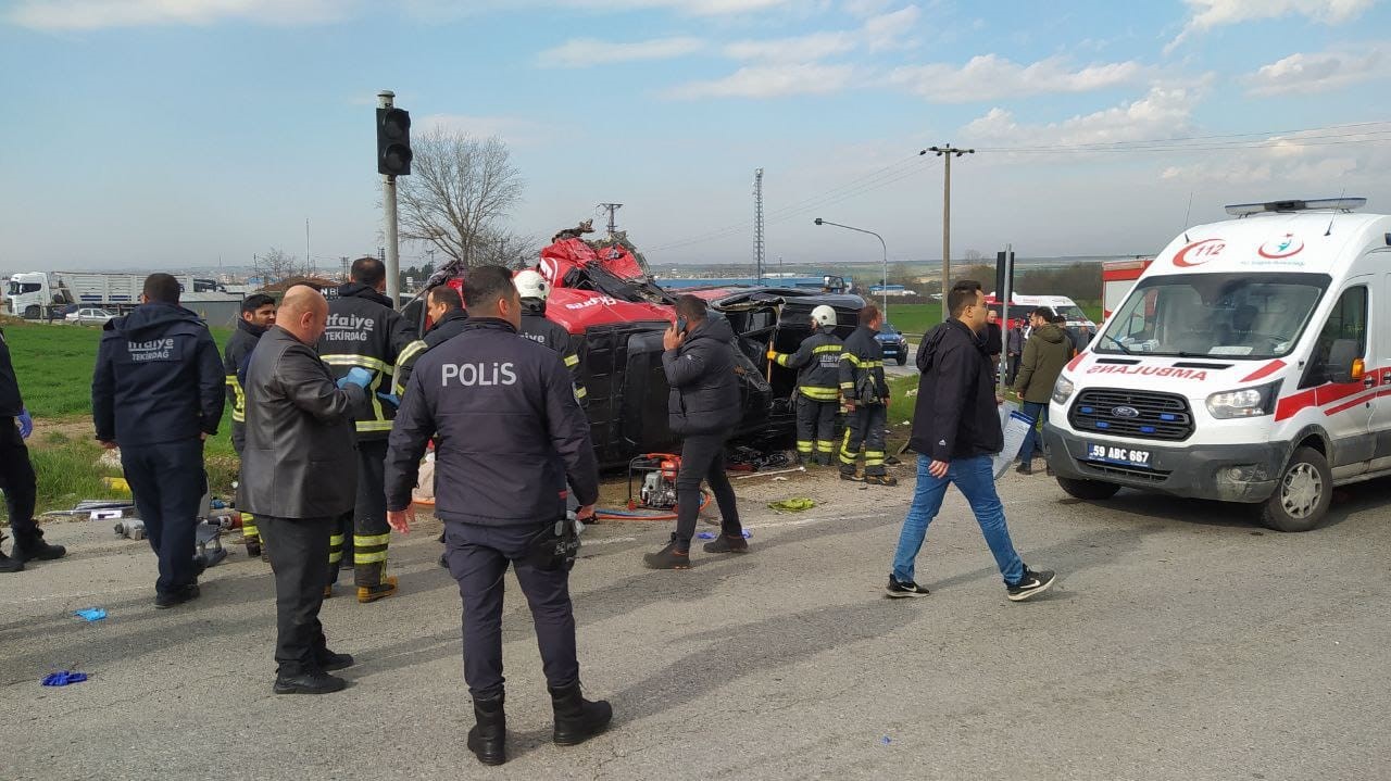 (D&uuml;zeltme) Tekirdağ&rsquo;da tır ile yolcu minib&uuml;s&uuml; &ccedil;arpıştı: 5 &ouml;l&uuml;, 10 yaralı
