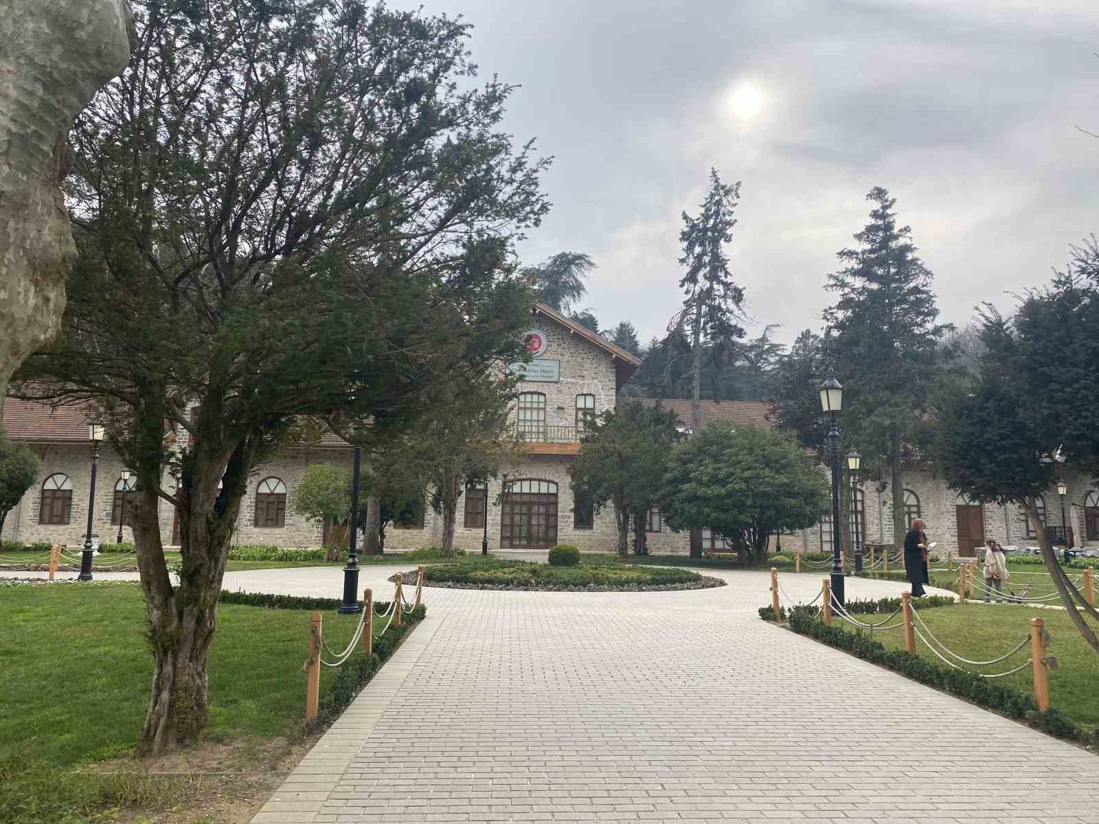 Milli Saraylar Cam ve Billur M&uuml;zesi&rsquo;nde formu nedeniyle d&uuml;nyada tek &ouml;rnek: Kadeh şeklindeki Meml&uuml;k kandili dikkat &ccedil;ekiyor
