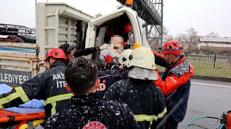 Aksaray’da Taşpınar Belediyesinin kamyoneti tıra arkadan çarptı: 1’i ağır 2 yaralı