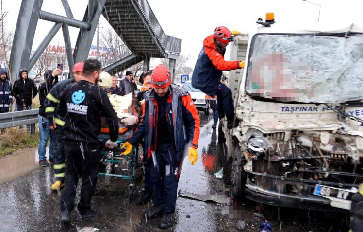 Aksaray&rsquo;da Taşpınar Belediyesinin kamyoneti tıra arkadan &ccedil;arptı: 1&rsquo;i ağır 2 yaralı
