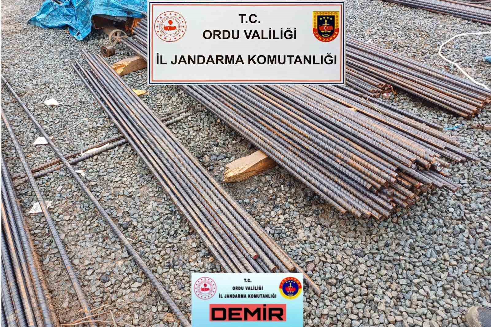 &Ccedil;evreyolu inşaatından 10 ton demir &ccedil;alan ş&uuml;pheliler yakalandı
