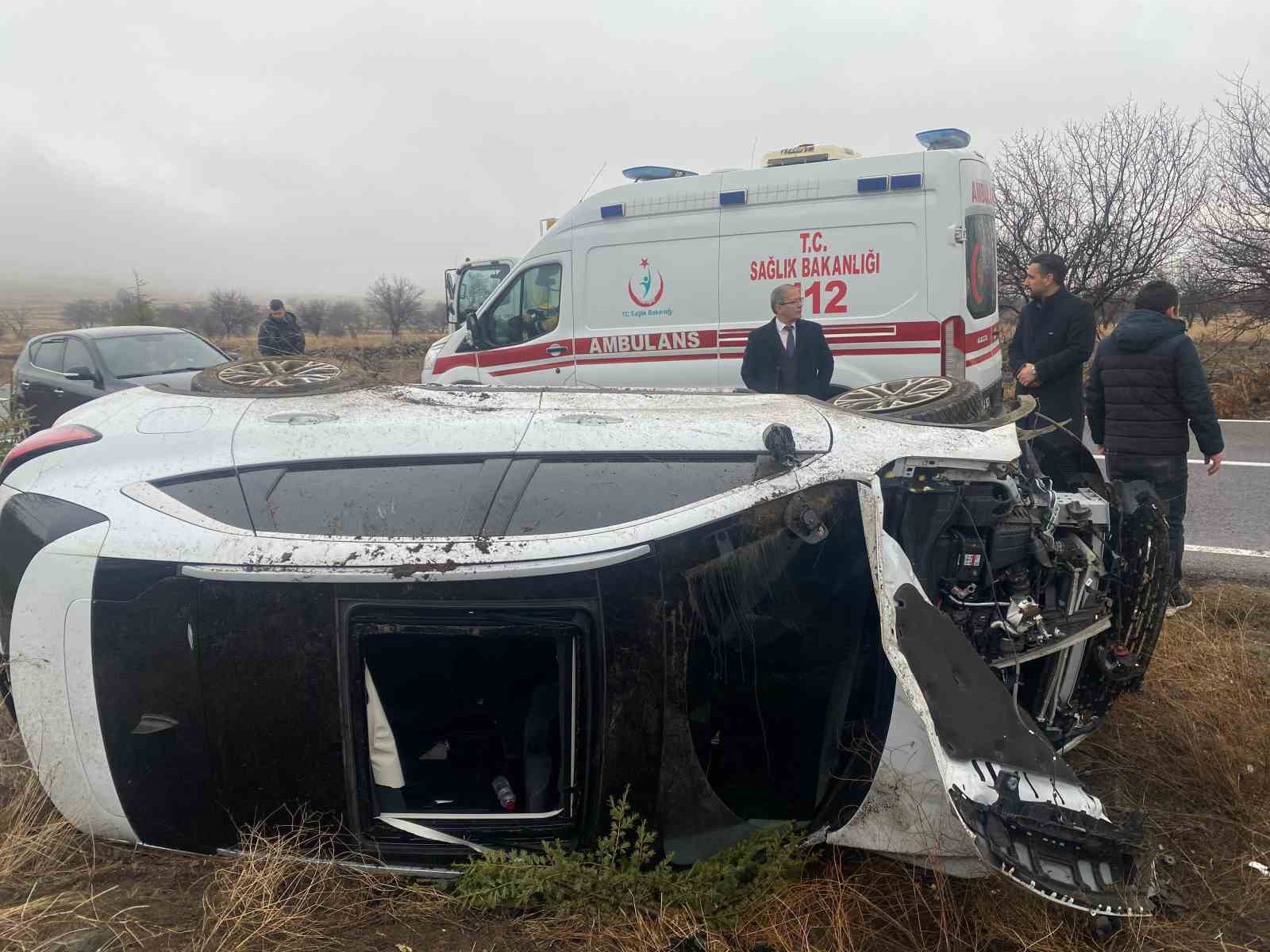Niğde&rsquo;de otomobil takla attı, 3 &ouml;ğretmen yaralandı
