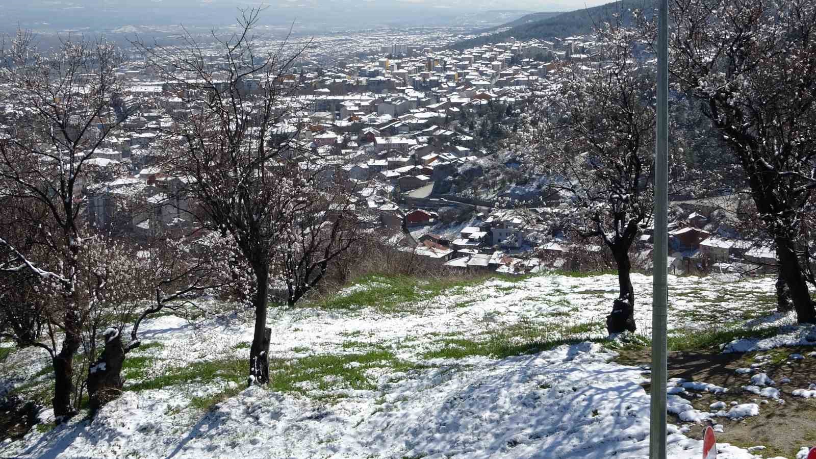 K&uuml;tahya&rsquo;ya mart karı, &ccedil;i&ccedil;ek a&ccedil;an badem ağa&ccedil;ları karla kaplandı
