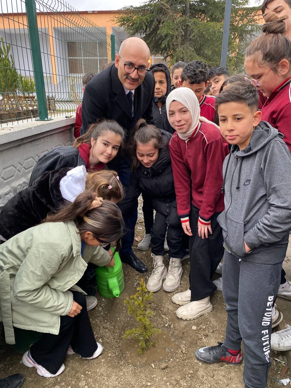 Sorgun&rsquo;da minik eller gelecek i&ccedil;in fidan dikti
