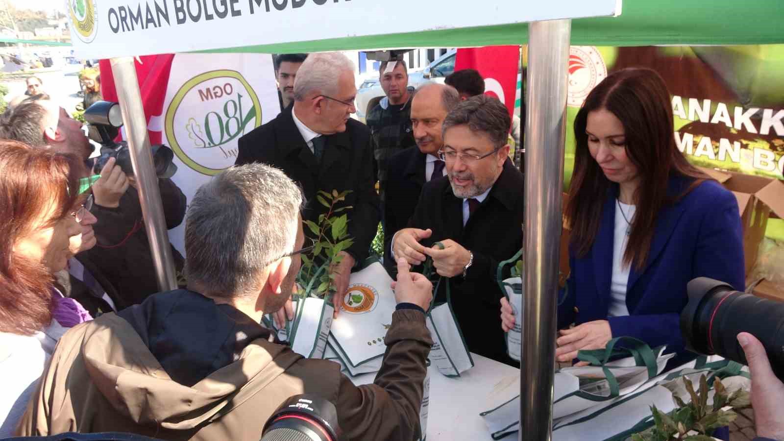 Tarım ve Orman Bakanı Yumaklı &Ccedil;anakkale&rsquo;de &ccedil;ocuklarla birlikte fidan dağıttı
