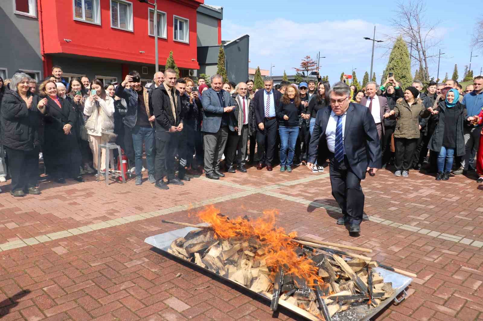 Zonguldak B&uuml;lent Ecevit &Uuml;niversitesi&rsquo;nde Nevruz ateşi yandı
